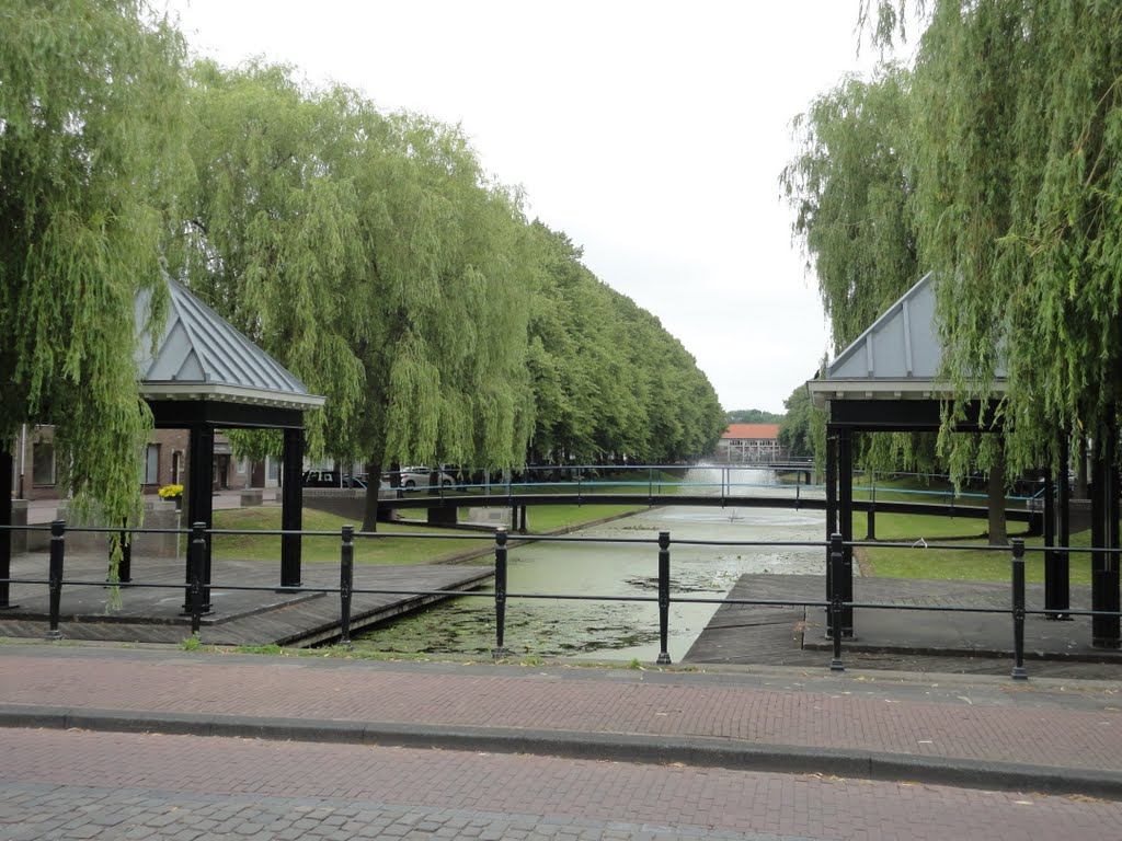De vlonders aan het water in het centrum van Klundert
