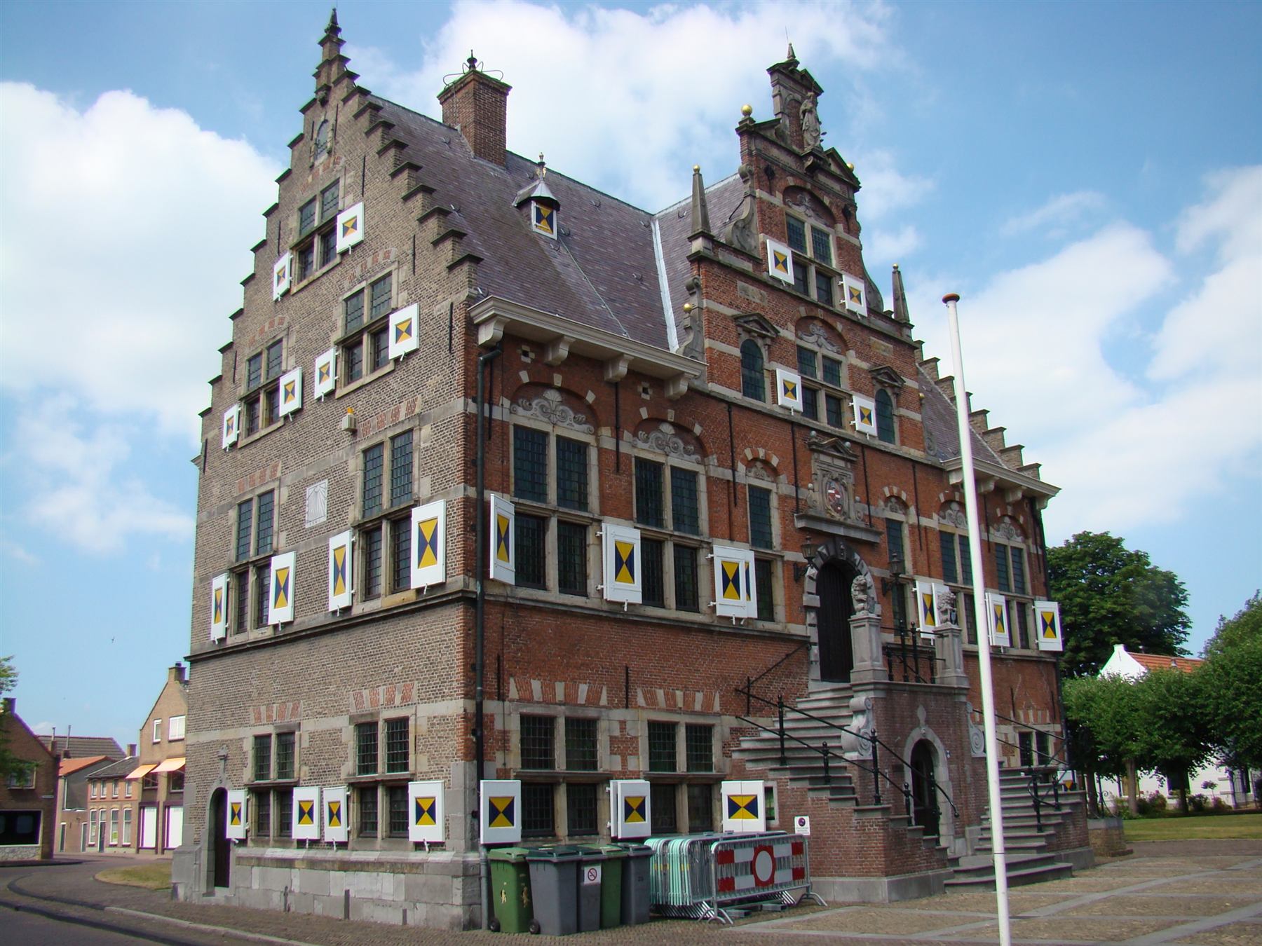 Het historische stadhuis van Klundert met de blauw-gele luiken