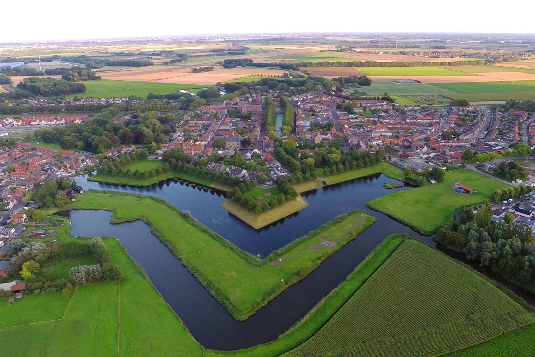 Luchtfoto van de vesting Klundert met de stervormige wallen en grachten